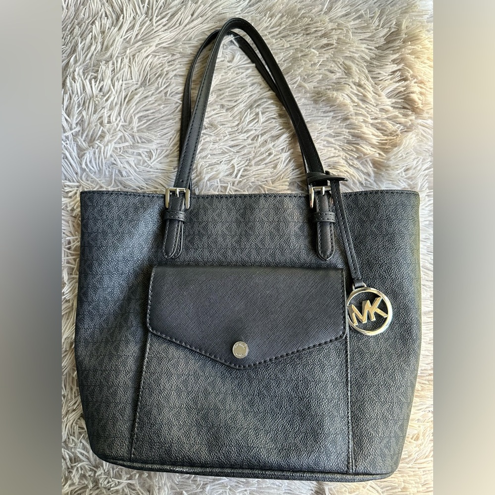 Michael Kors Black Saffiano Leather Jet Set Multi-Function Pocket Tote Bag - Picture 2 of 16